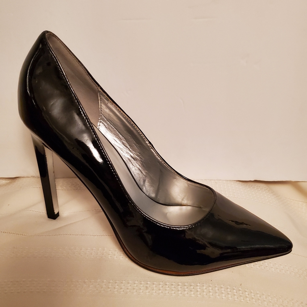 New Liuchiny faux black patent pump size 10